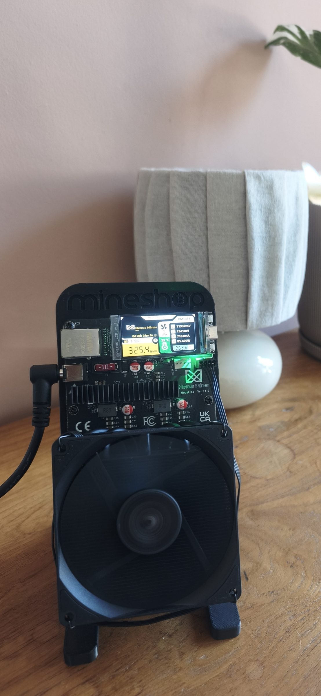 Nexus L1 von MineShop mit Display: 325,4 MH/s, 85,47 W, 55 °C, Chip BM1491
