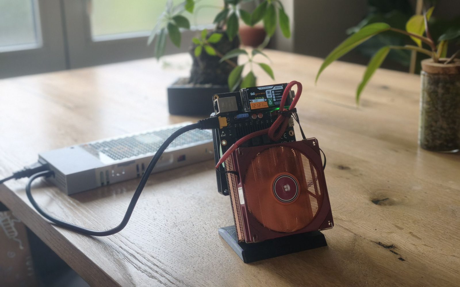 Artikelbild für: Bitcoin-Mining zu Hause 2026: Was ein 12-TH/s-Miner wirklich einbringt